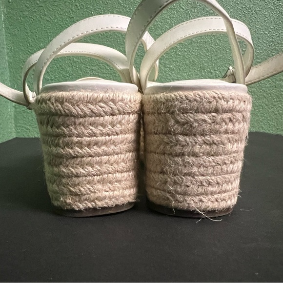 Marc Fisher Platform Sandal Womens 6.5 m White Studded Espadrille Wedge - Picture 3 of 4